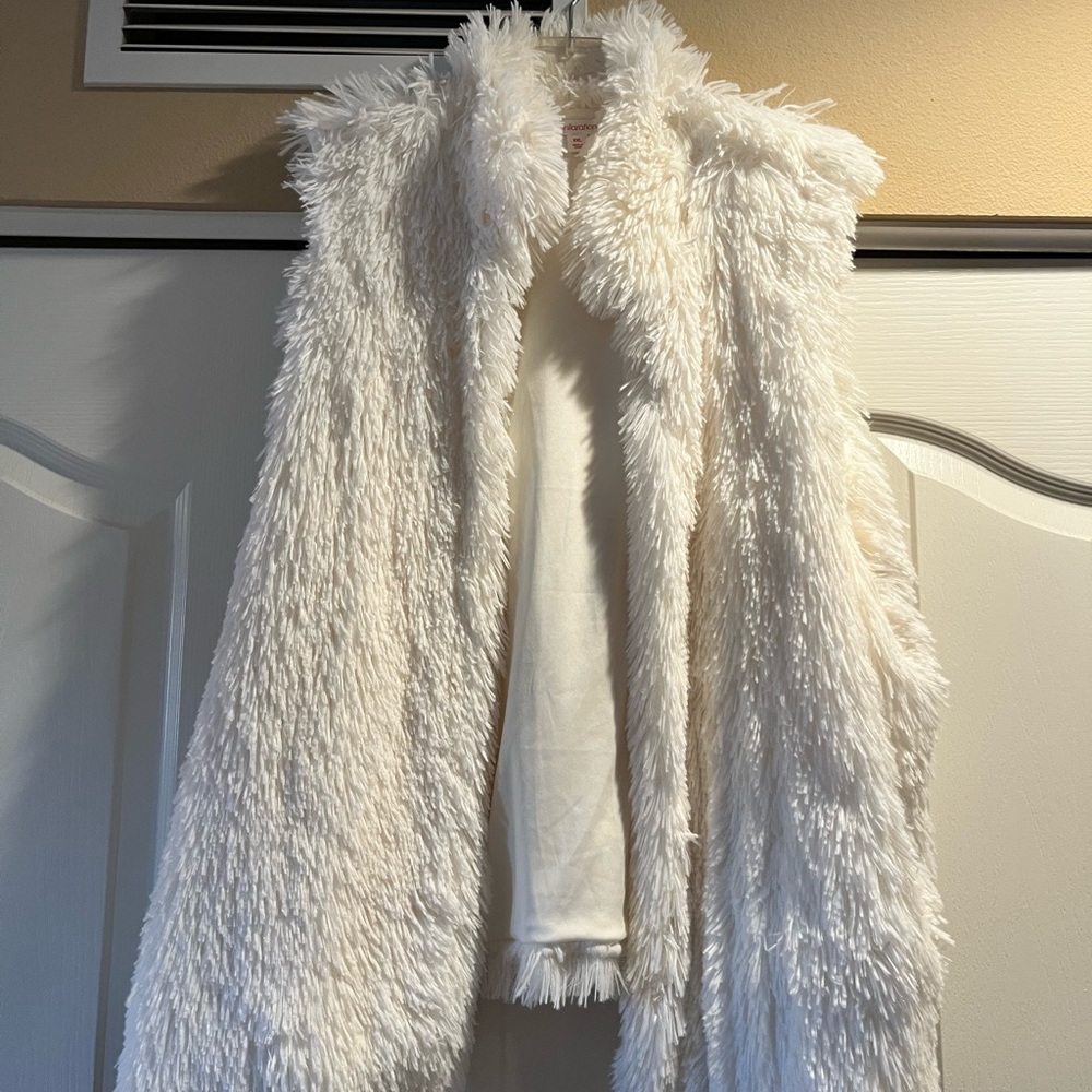 White shag vest
Size xxl